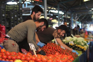 Nakit Para İle Alışverişin Merkezi Semt Pazarlarında Ensaftan Eldivenli Koruma