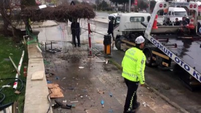 Elazığ'da Otomobil Güvenlik Kulübesine Çarptı Açıklaması 5 Yaralı