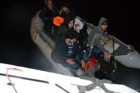 İzmir'de Motoru Bozulan Bottaki 9 Göçmen Kurtarıldı Haberi