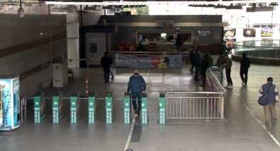 Mecidiyeköy Metrobüs Durağı Boş Kaldı