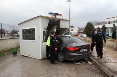 Otomobil Güvenlik Kulübesine Girdi Açıklaması 5 Yaralı