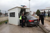 Otomobil Güvenlik Kulübesine Girdi Açıklaması 5 Yaralı