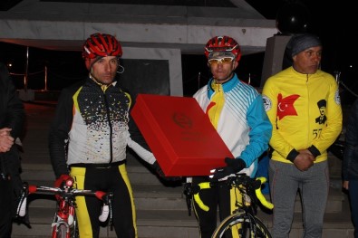 (Özel) Anıtkabir'de Dalgalanan Türk Bayrağını Gelibolu'ya Götürüyorlar