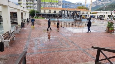 Büyükşehir Belediyesi Kemer Cumhuriyet Meydanı'nı Yeniliyor