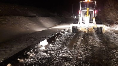 Kırşehir'de, Kar Yağışı Etkisi İle Kapanan Köy Yolları Açıldı