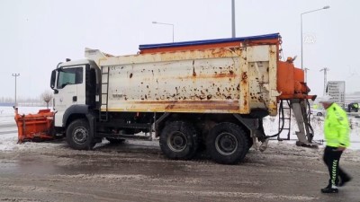 Sivas'ta Kar Kürüme Aracı Otomobille Çarpıştı Açıklaması 3 Yaralı