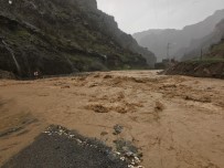 Uludere-Şırnak Karayolu, Sağanak Yağış Nedeni İle Kapandı