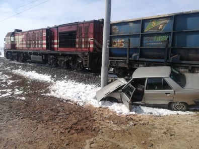 Hemzemin Geçitte Yük Treni İle Otomobil Çarpıştı Açıklaması 2 Yaralı