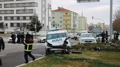 Niğde'de Polis Otosu İle Otomobil Çarpıştı Açıklaması 1'İ Ağır 5 Yaralı