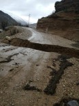 Siirt'te Aşırı Yağışlar Heyelana Neden Oldu, İşçiler Ve Araçlar Yolda Mahsur Kaldı Haberi