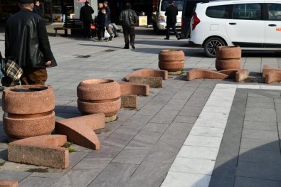 Vatandaş Başka Çare Bırakmadı, Başkan Oturma Banklarını Söktürdü