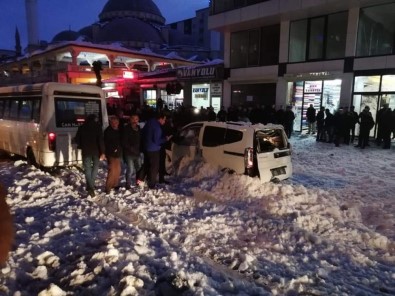 Çatıdan Düşen Kar Kütlesi Araçları Kullanılamaz Hale Getirdi