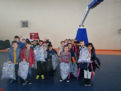 Dicle'de Öğrencilere Kışlık Giysi Yardımı