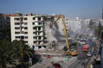 İzmir'deki Yatık Binalarda Yıkım Başladı