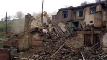 Malatya'da Ağır Hasarlı Evler Kontrollü Yıkılıyor
