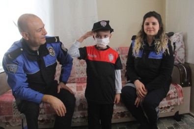 Yaşamak İçin Kardeşinin Doğumunu Bekleyen Hasan'a Polis Sürprizi
