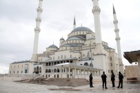 CUMA NAMAZI - Ankara'da Vatandaşlar Uyarıları Dikkate Aldı, Camiler Boş Kaldı