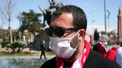 Antalya'da Taraftar Grubu Meydanı Temizledi, Anıt Alanına Dezenfeksiyon İşlemi Uyguladı