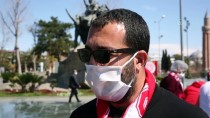 MÜNIR KARALOĞLU - Antalya'da Taraftar Grubu Meydanı Temizledi, Anıt Alanına Dezenfeksiyon İşlemi Uyguladı