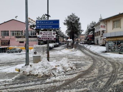Arapgir'de Korona Endişesiyle Boşalan Sokaklar Karla Kaplandı