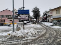 KARLA MÜCADELE - Arapgir'de Korona Endişesiyle Boşalan Sokaklar Karla Kaplandı