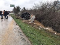 SAĞLIK EKİPLERİ - Buğday Yüklü Tır Devrildi