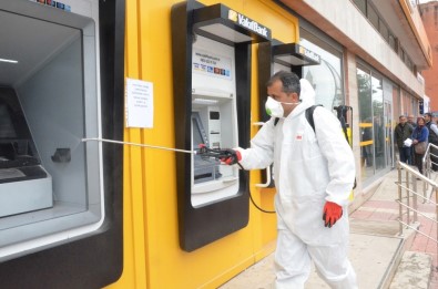 Büyükşehir Ekipleri ATM'leri Dezenfekte Ediyor