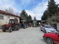 JANDARMA KOMUTANLIĞI - Çal'da Jandarma Ekipleri 112 Traktörü Trafiğe Çıkmaya Uygun Hale Getirdi