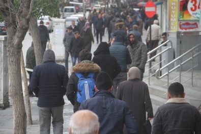 Elazığ'da Vatandaşların Sokakta Yoğunluğu Dikkat Çekti