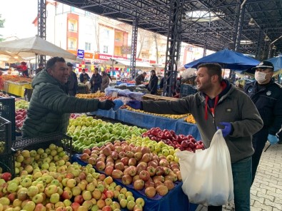 Isparta'da Semt Pazarında Pazarcı Esnafına Eldiven Dağıtıldı