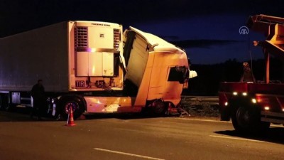 İzmir'de Tır İşaret Levhasına Çarptı Açıklaması 1 Ölü, 1 Yaralı