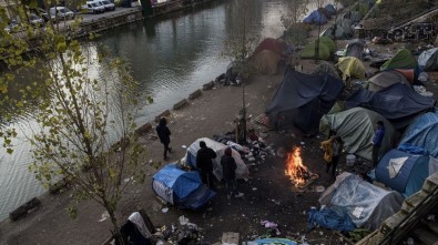 Paris'te Yüzlerce Düzensiz Göçmen Covid-19 Salgınının Darbesini Yaşıyor