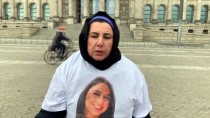 KADIN DERNEĞİ - PKK Tarafından Kızı Kaçırılan Maide T, Alman Meclisi Önünde Eylem Yaptı