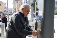 SAĞLIK HİZMETİ - Tramvay İstasyonlarına El Dezenfektan Cihazları Takıldı