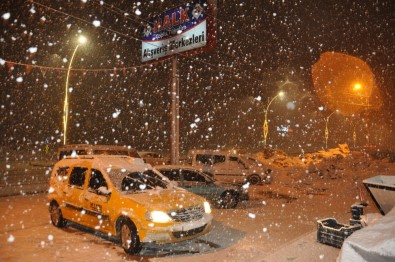 Yüksekova'da Kar Yağışı Etkili Oluyor