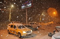 CENGIZ TOPEL - Yüksekova'da Kar Yağışı Etkili Oluyor