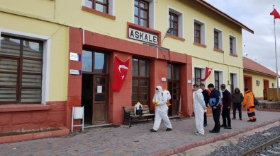 Aşkale'de İstasyon Binasında Dezenfekte Çalışmaları Yapıldı