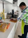 MARKET - Belediye Başkanı Yaşlılar İçin Mutfağa Girip Yemek Yaptı