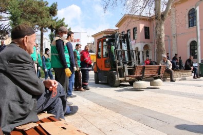 Elazığ'da 'Hadi Gah Eve Gidek' Çözüm Olmayınca Banklar Söküldü