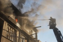 YANGINA MÜDAHALE - Eyüpsultan'da Plastik Düğme Üreten İşyerinde Yangın