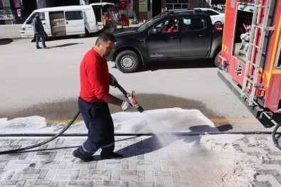 Gölpazarı'nda Sokaklar Korona Virüsüne Karşı Dip Köşe Yıkandı