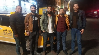 Hakkari'de Taksiciler Sağlıkçılara Kornalı Destek