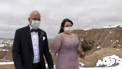 Kapadokya'da Düğün Fotoğrafı Çektiren Gelin-Damattan Maskeli Önlem