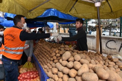 Korona Virüsten Korunmak İçin Pazar Esnafı Ve Vatandaşlara Maske Ve Eldiven