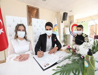 Koronavirüs engel olamadı! Çiftler maske altında ‘evet’ dedi