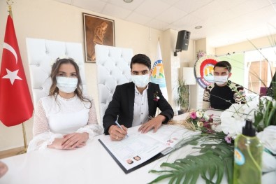 Mersin'de Maskeli Nikah
