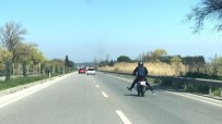 MOTOSİKLET SÜRÜCÜSÜ - Müzik Dinleyen Motosikletçiden Trafikte Tehlikeli Hareketler