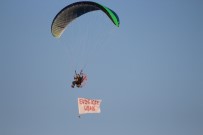 SOSYAL SORUMLULUK PROJESİ - Paraşütçülerden Pankartlı ''Evde Kal' Çağrısı
