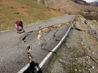 DEREKÖY - Sason'da Çöken Yol Vatandaşlar Tarafından Trafiğe Kapatıldı