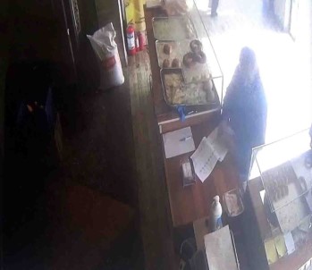 Fırında Yere Düşen Parayı Alan Kargocu Güvenlik Kamerasına Yakalandı